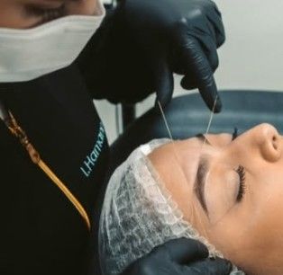 Epilação egípcia com linha no rosto